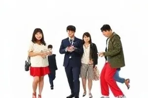 背景里的第二个人封面：群演外套变化与拍摄日期标注